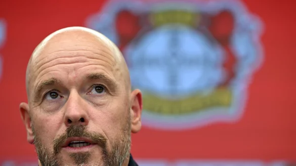 Will die 1:5-Niederlage in seinem ersten Spiel mit Bayer Leverkusen nicht überbewerten: Trainer Erik ten Hag. - © Federico Gambarini/dpa