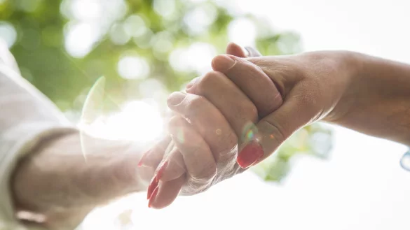 Verlockende Anzeigen: Offline-Vermittlungen versprechen romantisches Glück, liefern aber nicht immer, was sie anpreisen. - © Christin Klose/dpa-tmn