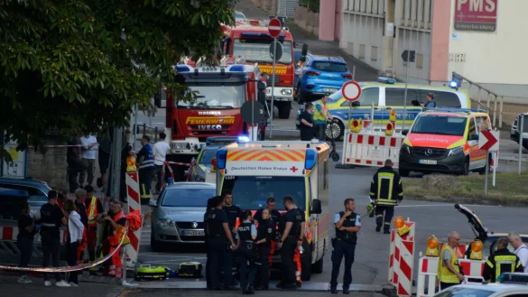 Einsatzkräfte riegeln den Tatort in Völklingen ab. - © Gianni Gattus/dpa