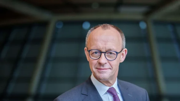 Setzt auf interne Debatten statt öffentlichen Dauerstreit in einer Koalition: Friedrich Merz - © Michael Kappeler/dpa