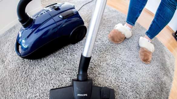 Trotz aller Versprechen der Gleichberechtigung bleibt Hausarbeit laut einer Studie weiterhin mehrheitlich an den Frauen hängen. (Symbolbild) - © Hauke-Christian Dittrich/dpa