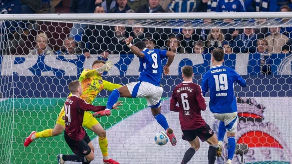 Schalkes Moussa Sylla erzielt das Tor zum 3:1. - © David Inderlied/dpa