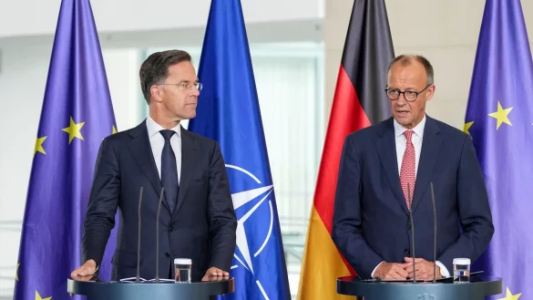 Kanzler Friedrich Merz (CDU) und Nato-Generalsekretär Mark Rutte treffen sich in Berlin zum 70. Jubiläum der Nato-Mitgliedschaft Deutschlands. Es geht auch um einen aktuellen Zwischenfall mit China. - © Soeren Stache/dpa