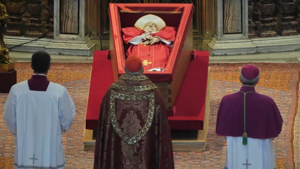 Bis Freitagabend ist Franziskus im Petersdom aufgebahrt. - © Andrew Medichini/AP Pool/dpa