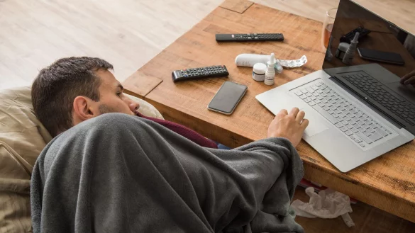 Chatbots bei Symptomen zu befragen ist zwar praktisch, kann jedoch keinen Arztbesuch ersetzen. - &copy; Christin Klose/dpa-tmn