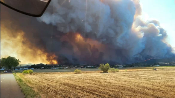 In der Nacht griff das Feuer weiter um sich. - © Uncredited/Securite Civile/AP/dpa