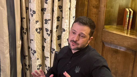 «Das sind tolle Typen.» Der Präsident der Ukraine, Selenskyj, mag Olaf Scholz und Friedrich Merz. - © Michael Fischer/dpa