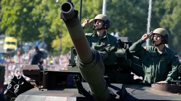 Soldaten der polnischen Armee. Die Streitkräfte werden den Grenzschutz bei Kontrollen an der Grenze zu Deutschland und zu Litauen unterstützen. (Archivbild) - © Czarek Sokolowski/AP/dpa