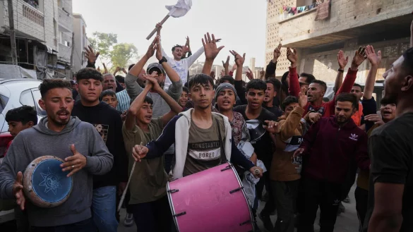 Seit Tagen gehen Menschen in Gaza gegen die Hamas und den Krieg auf die Straßen. (Archivbild) - © Jehad Alshrafi/AP/dpa