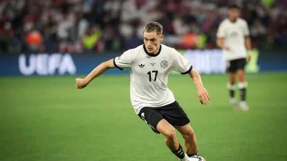 Ein Gespräch mit Red-Coach Arne Slot überzeugte Florian Wirtz vom Wechsel nach Leverkusen - © Christian Charisius/dpa