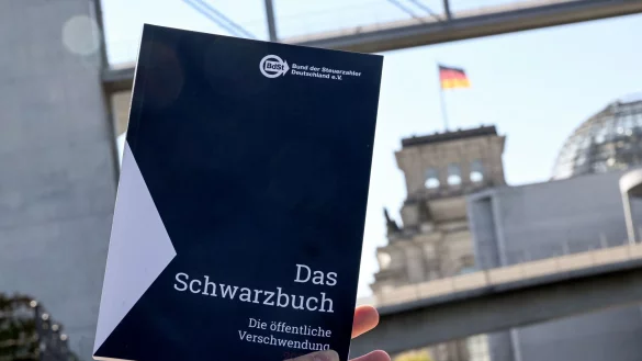 Im Schwarzbuch listet der Bund der Steuerzahler jedes Jahr Beispiele auf, wo aus seiner Sicht Steuergelder verschwendet wurden - und kritisiert unter anderem die Ausgaben des Bundestags. - &copy; Britta Pedersen/dpa