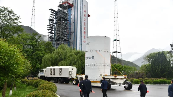 Die chinesische Tianwen-2-Sonde in der südwestchinesischen Provinz Sichuan zu ihrem Startplatz transportiert. - © Shi Yichen/XinHua/dpa