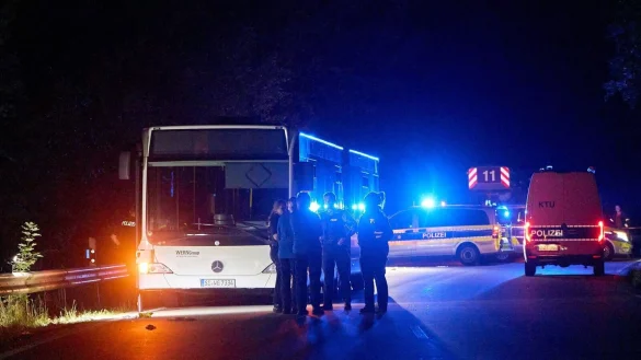 Nach der lebensgefährlichen Messerattacke in einem Stadtfest-Shuttle wird im Prozess am Mittwoch (30. April 2025) das Urteil erwartet. (Archivbild) - © Sascha Ditscher/dpa
