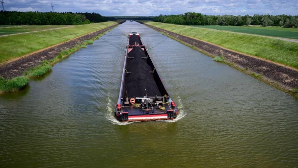 Mit 2.500 Tonnen Kohle an Bord fährt die «Niedersachsen 2» ferngesteuert durch den Elbe-Seitenkanal. Der Kapitän sitzt 400 Kilometer entfernt. - © Philipp Schulze/dpa