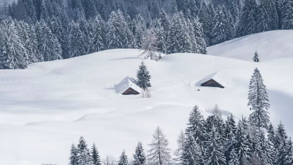 Winterräume in Hütten sollen Bergsportlern als sichere Unterkunft dienen, werden aber teils als Party-Spot missbraucht (Symbolbild). - © Lino Mirgeler/dpa