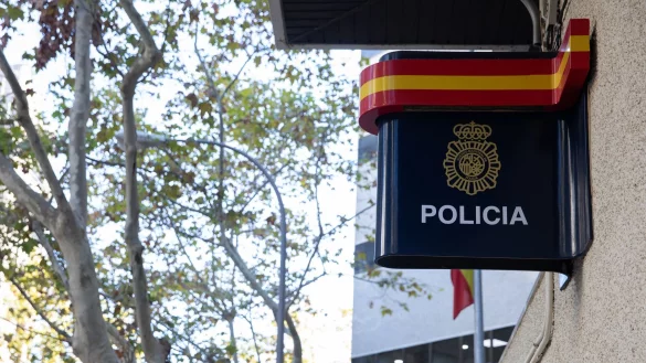 Spanische Polizisten haben auf Mallorca einen jungen Deutschen festgenommen, der in ein Hotelzimmer eingedrungen und dort einer wildfremden Frau ans Bein gefasst hat. Der Vorwurf lautet auf sexuelle Belästigung. - © Clara Margais/dpa