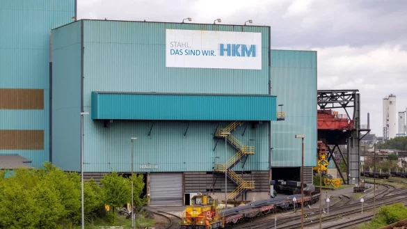 Das H&uuml;ttenwerk Krupp Mannesmann in Duisburg steht vor einer ungewissen Zukunft. (Archivfoto) - &copy; Thomas Banneyer/dpa