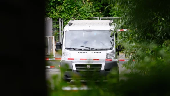 Das Fluchtfahrzeug wurde am Mittag abgeschleppt. - &copy; Julian Stratenschulte/dpa