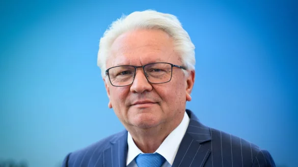 Rheinmetall-Chef Armin Papperger ist erfreut über den Aktienkurs seiner Firma. - © Bernd von Jutrczenka/dpa