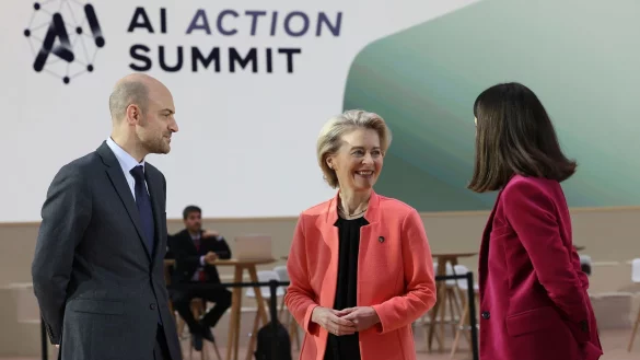 EU-Kommissionschefin von der Leyen hat Milliardeninvestitionen in KI angekündigt. - © Thomas Padilla/AP/dpa