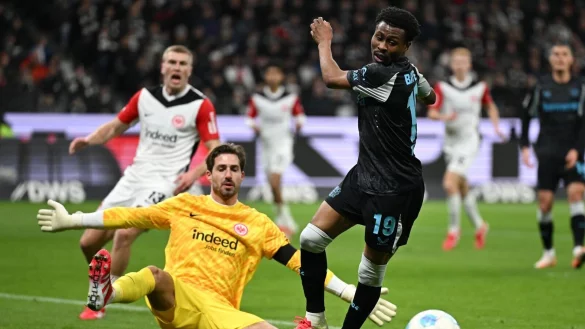 Leverkusens Nathan Tella (r) sorgte bei Eintracht Frankfurt für die 1:0-Führung. - © Arne Dedert/dpa
