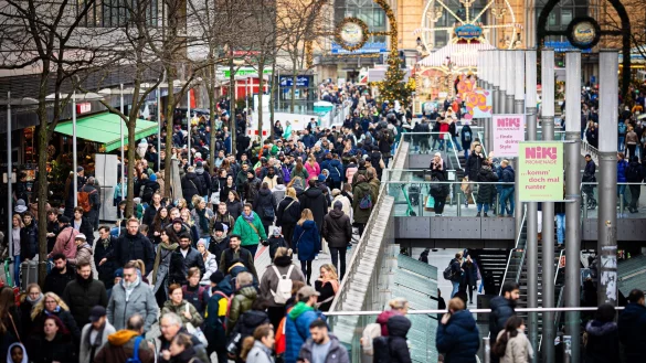 Die Geschäfte waren zur Weihnachtszeit nicht nur in Hannover gut gefüllt. (Archivbild) - © Moritz Frankenberg/dpa