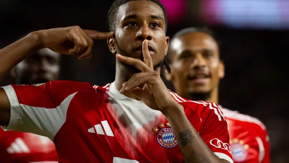 Matchwinner Michael Olise jubelt nach seinem Siegtor auf seine ganz eigene Art. - © Sven Hoppe/dpa