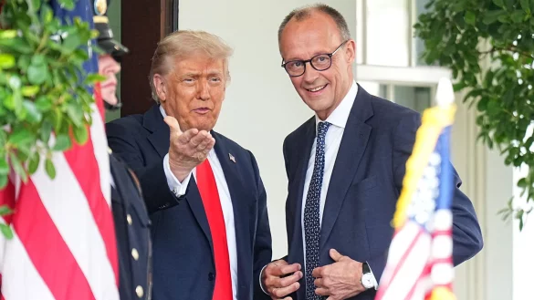 Trump gab sich bei der Begegnung betont freundlich, machte Merz Komplimente für sein gutes Englisch und klammerte mögliche strittige Themen weitgehend aus. - © Michael Kappeler/dpa Pool/dpa