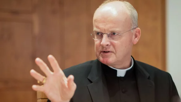 Ruhrbischof Franz-Josef Overbeck ist davon überzeugt, dass Papst Franziskus viel für eine verbesserte Position der Frauen in der katholischen Kirche getan hat (Archivbild). - © Marcel Kusch/dpa
