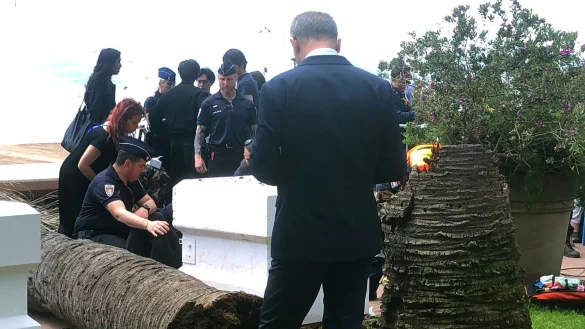 Die Polizei sperrte den Unfallort am Rande des Get&uuml;mmels der Filmfestspiele ab. - &copy; Stefanie Rex/dpa