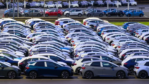 Im Juli kamen etwa elf Prozent mehr Neuwagen auf die Stra&szlig;en in Deutschland als im Vorjahresmonat. (Archivbild) - &copy; Hendrik Schmidt/dpa