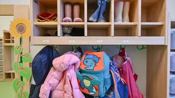 Im Osten Schließungen, im Westen Platzmangel - die Kita-Krise hat verschiedene Facetten. - © Patrick Pleul/dpa