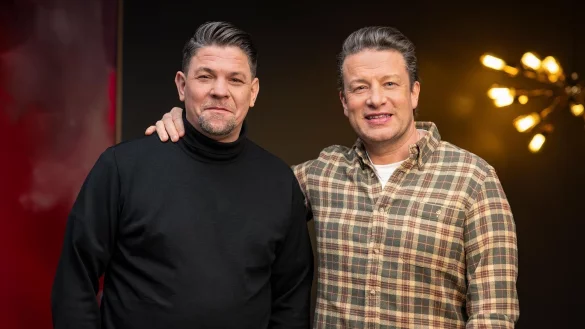 Duell der Spitzenköche: Weltstar Jamie Oliver tritt erstmals gegen den deutschen TV-Liebling Tim Mälzer an. - © Markus Hertrich/RTL/dpa