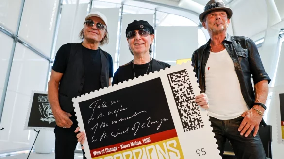 Eine der vier Scorpions-Briefmarken zeigt eine Textzeile des Songs «Wind of Change» in Klaus Meines Handschrift. - © Thomas Banneyer/dpa