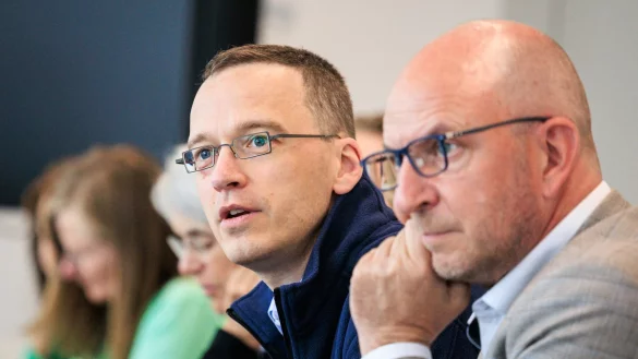 Nach der Generalsanierung zwischen Frankfurt und Mannheim leitet Julian Fassing (li) nun auch die Generalsanierung zwischen Berlin und Hamburg. - © Carsten Koall/dpa