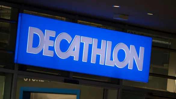 Die Handelskette Decathlon zieht in Galeria-Filialen ein. (Archivbild) - © Monika Skolimowska/dpa