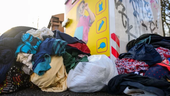 In Deutschland landen viele Textilien im Müll (Symbolbild) - © Hendrik Schmidt/dpa