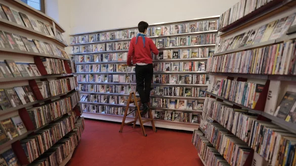 Blick in die R&auml;ume der Videothek des Filmkunstvereins Format in Halle. - &copy; Sebastian Willnow/dpa