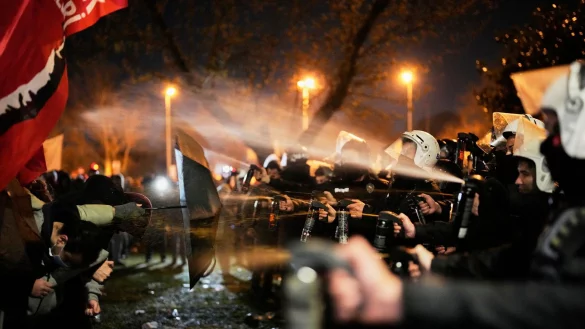 In Istanbul wird trotz Verbots demonstriert. - © Khalil Hamra/AP/dpa