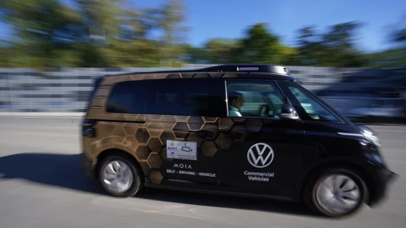 Der ID Buzz - hier noch als Prototyp - soll unter anderem in Hamburg unterwegs sein. (Archivbild) - &copy; Marcus Brandt/dpa