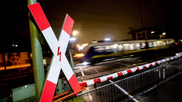 Beim Überqueren eines Bahnübergangs ist ein Mann in Welver von einem Zug erfasst worden. Als die Polizei am Unfallort eingetroffen sei, seien die Schranken geschlossen gewesen. (Symbolbild). - © Hauke-Christian Dittrich/dpa
