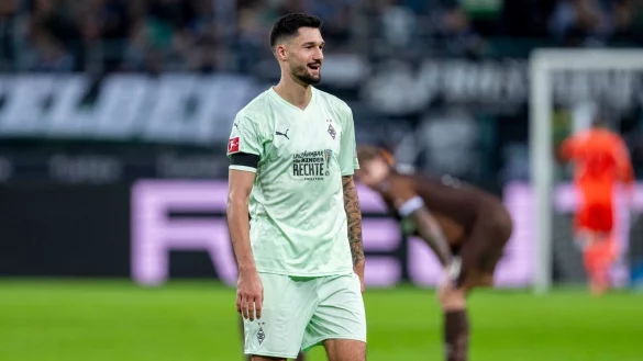 Gladbachs Tim Kleindienst ist im Topspiel gegen Bayer Leverkusen zurück im Kader. - © David Inderlied/dpa