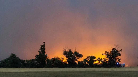 Die Feuerwehr bekämpft den Brand den dritten Tag in Folge. - © Daniel Wagner/dpa