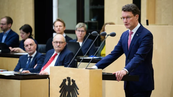 NRW-Ministerpräsident Wüst mahnte: Länder und Kommunen müssten sich die Entlastungen auch leisten können. - © Bernd von Jutrczenka/dpa