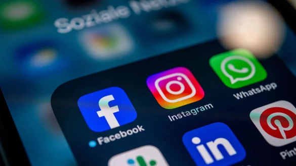 Meta beginnt bald mit plattformübergreifendem KI-Training: Dabei werden Daten von Facebook und Instagram genutzt – Whatsapp bleibt weiterhin Ende-zu-Ende verschlüsselt. - © Zacharie Scheurer/dpa-tmn