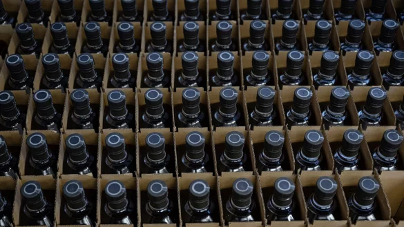 EU-Zölle auf Whiskey empören Trump - © Jon Cherry/FR171965 AP/dpa