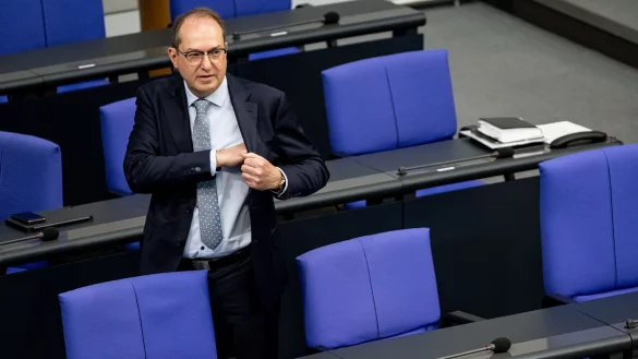 Von Grünen und Linken gab es harsche Kritik an dem Vorhaben von Alexander Dobrindt (CSU). - © Fabian Sommer/dpa