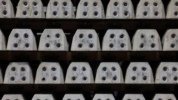 Die Bahnstrecke zwischen Köln und Trier soll elektrifiziert werden. Ab Euskirchen fahren daher fast ein halbes Jahr lang keine statt Züge, sondern Busse in die Eifel. - © Oliver Berg/dpa