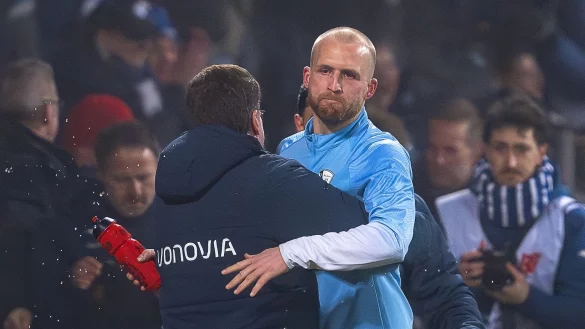 Jubel mit dem Coach: Philipp Hofmann war der entscheidende Mann beim Sieg gegen St. Pauli. - © David Inderlied/dpa