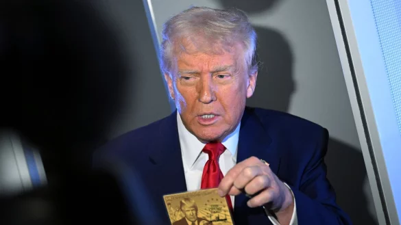 US-Pr&auml;sident Donald Trump zeigt eine sogenannte Gold Card, auf der er abgebildet ist. - &copy; Uncredited/AP/dpa